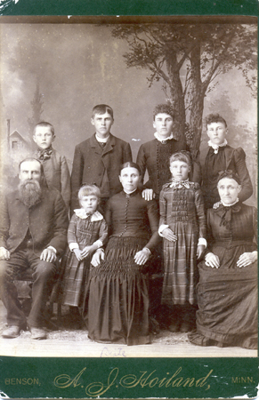 Nils Alsaker familie.jpg - Nils R. Alsaker and wife Britha Rebekka nee Sindre and family.